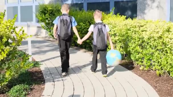 Dos Niños Escolares Uniformes Escolares Negros Con Mochilas Van Escuela — Vídeos de Stock