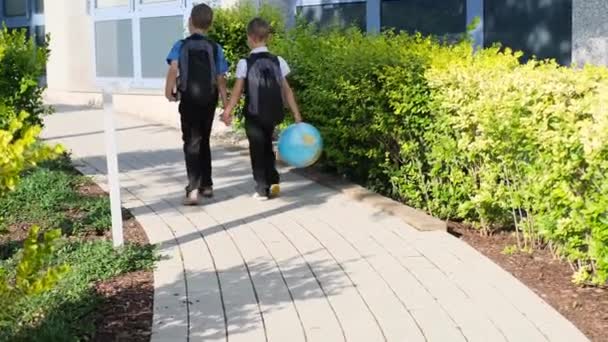 Dva Kluci Školáci Černých Školních Uniformách Batohy Jdou Školy Drží — Stock video