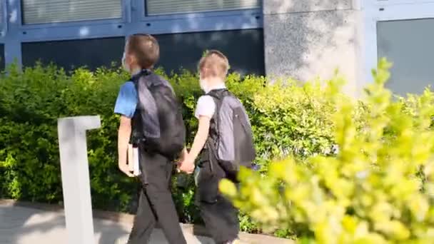 Dois Meninos Escolares Uniformes Escola Preta Com Mochilas Vão Para — Vídeo de Stock