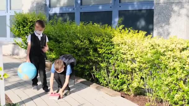 Dois Meninos Escolares Uniforme Escolar Negro Com Mochilas Máscara Médica — Vídeo de Stock