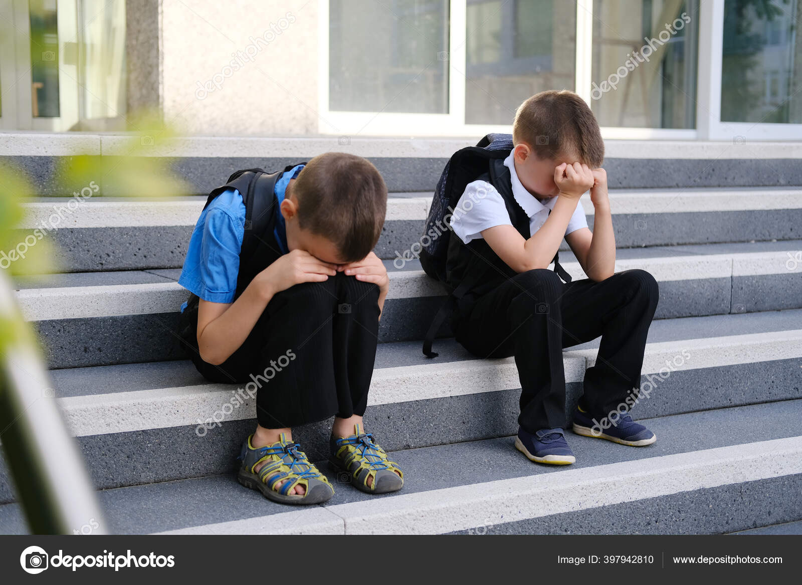 Dois Meninos Tristes Escolares Roupas Pretas Estão Sentados Nos