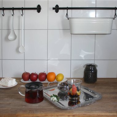 Gözbebeklerinde dolar işareti olan bir adam boş kahverengi bir kartondaki yırtık bir delikten bakar, el işi kağıtları, gizlilik, takip, endüstriyel casusluk, yakın plan, kopyalama alanı. 