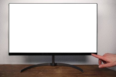 Adam 4K bilgisayar monitöründe düz ekran LCD, TV modeli, beyaz boş HD monitör modeli, modern video paneli olan bir düğmeye basıyor. Geniş ekran aygıt ekranında iş sunumunuzu gösterin
