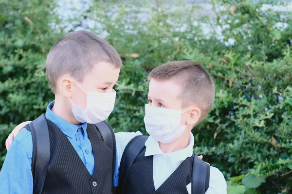 Dos Niños Escolares Con Máscaras Médicas Blancas Cara Hablando Entre —  Fotos de Stock