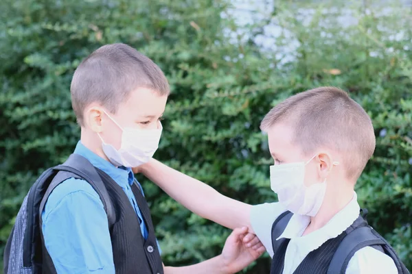 Dos Niños Escolares Con Máscaras Médicas Blancas Cara Hablando Entre —  Fotos de Stock