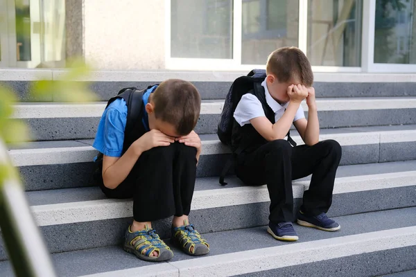 Två Ledsna Pojkar Skolbarn Svarta Kläder Sitter Trappan Till Veranda — Stockfoto