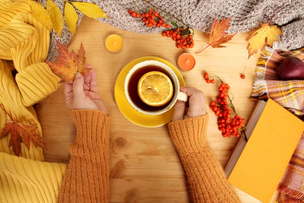 Frauenhände Mit Einer Tasse Heißem Tee Oder Kaffee Herbstliche Wohnung — Stockfoto