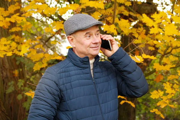 Photo Old Man Gray Cap Blue Jacket Who Standing Autumn — Stock Photo, Image