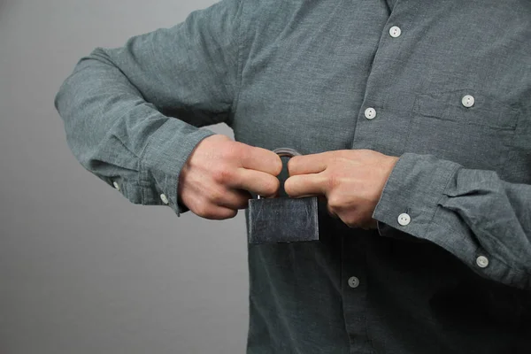 Homem Uma Camisa Cinza Segura Uma Fechadura Ferro Fechada Suas — Fotografia de Stock