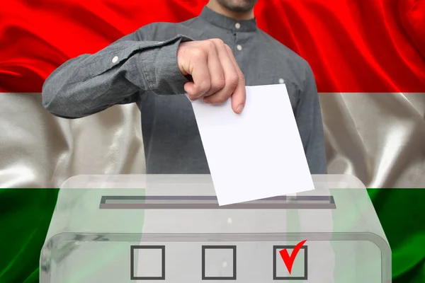 Mannelijke Kiezer Gooit Een Stembiljet Een Transparante Stembus Tegen Achtergrond — Stockfoto