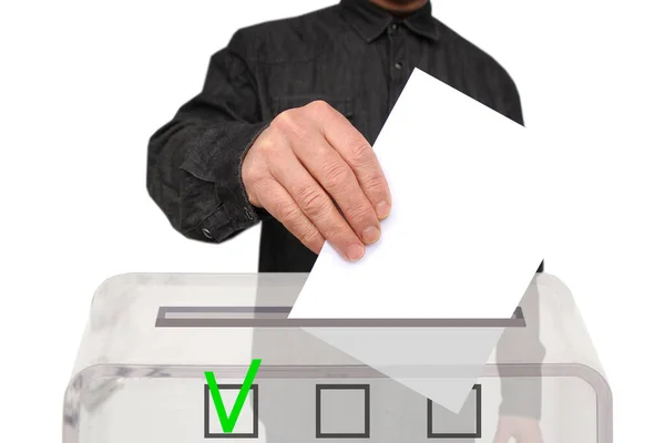 男性选民在透明的投票箱 州选举概念 全民投票中投下空白选票 — 图库照片