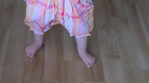 Baby Doet Wandelingen Thuis Het Concept Van Eerste Stappen Gelukkige — Stockvideo