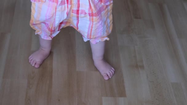 Dziecko Chodzi Domu Koncepcja Pierwszych Kroków Szczęśliwe Dzieciństwo Gry Dla — Wideo stockowe