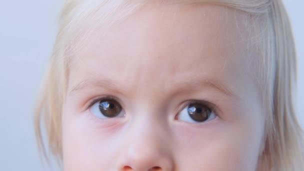 Kind Gesichtsteil Lustige Braune Augen Aus Nächster Nähe Aufrechter Blick — Stockvideo