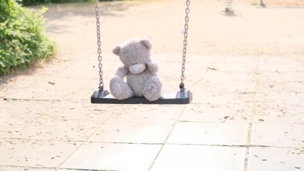 Grå Teddybjörn Sitter Ensam Swing Begreppet Förlust Föräldrar Ensamhet Barn — Stockvideo