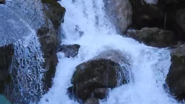 Природный Водопад Вода Стекает Скалистому Каналу Горы Концепция Охраны Природы — стоковое видео