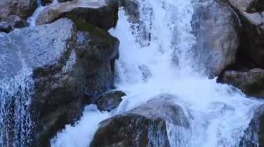 Doğal şelale, dağdan kayalık bir kanala akan su, doğa koruma kavramı, su kaynakları.