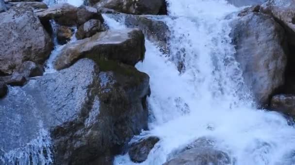Přírodní Vodopád Voda Teče Skalním Průlivem Dolů Hory Koncept Ochrany — Stock video