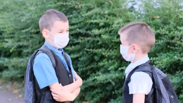 Dos Niños Escolares Con Máscaras Médicas Blancas Cara Hablando Entre — Vídeo de stock