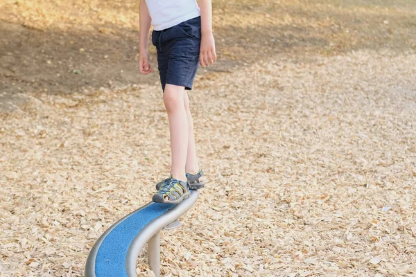 Pojke Unge Lutning Lekplatsen Bakre Begreppet Fysisk Aktivitet Barnsporter Balans — Stockfoto
