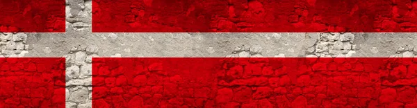 Bezproblemowa Panorama Flagi Narodowej Państwa Danii Starym Kamiennym Murze Pęknięciami — Zdjęcie stockowe