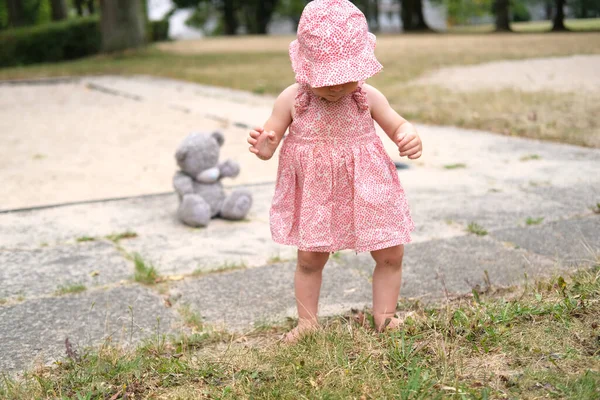 Dziewczynka Dziecko Sukience Panamie Stawia Pierwsze Kroki Piasku Bawi Się — Zdjęcie stockowe