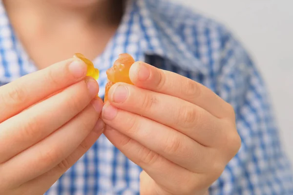 Junge Kind Mit Süßigkeiten Der Hand Gummibärchen Konzept Der Kinderdelikatesse — Stockfoto