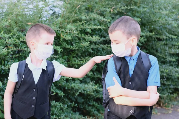 Két Fiú Fekete Ruhás Iskolás Gyerekek Akiknek Arcát Orvosi Maszk — Stock Fotó