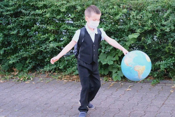 Criança Estudante Roupas Escolares Com Uma Mochila Brincando Com Globo — Fotografia de Stock