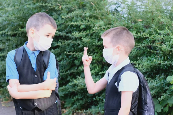 Dwóch Chłopców Dzieci Białych Maskach Medycznych Rozmawiających Sobą Bracia Lub — Zdjęcie stockowe
