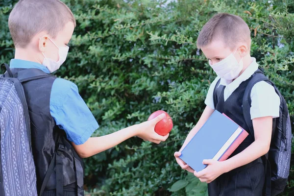 Dos Niños Escolares Están Pie Junto Sus Rostros Cubiertos Por —  Fotos de Stock