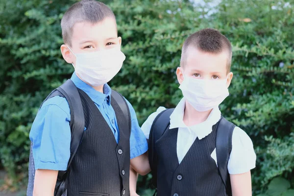 Dwóch Wesołych Chłopców Uczennice Białych Maskach Medycznych Twarzach Koncepcja Studiowania — Zdjęcie stockowe