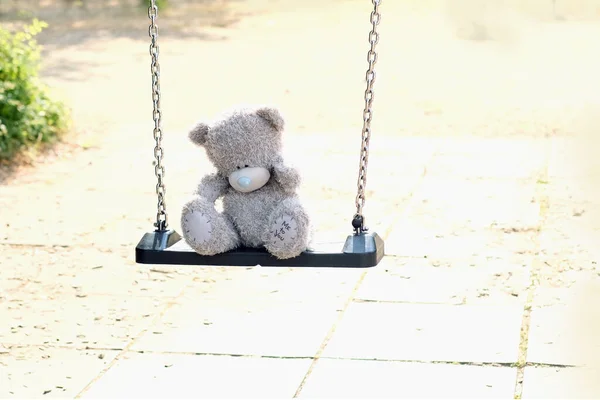 Szürke Plüssmackó Egyedül Hintán Szülők Elvesztésének Fogalma Gyermekek Magányossága Árvák — Stock Fotó