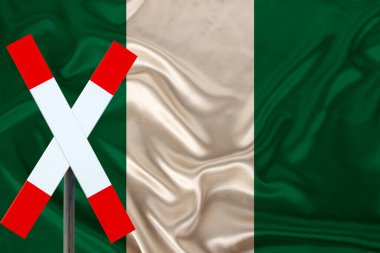 İmza, dur, dikkat Nijerya ülkesinin ipek ulusal bayrağının arka planı, sınır ve gümrük denetimi kavramı, devlet sınırının ihlali, turizm kısıtlamaları