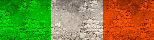 世界貿易の概念 亀裂のある古い石の壁にアイルランドの国家旗のシームレスなパノラマ — ストック写真