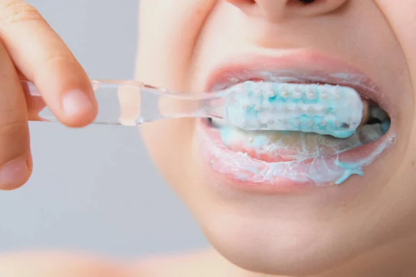Chłopiec Dziecko Wieku Lat Pilnie Myje Zęby Kolorowe Pasty Dla — Zdjęcie stockowe