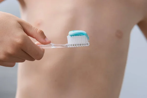 Niño Niño Años Edad Cepilla Diligentemente Los Dientes Pasta Colores —  Fotos de Stock