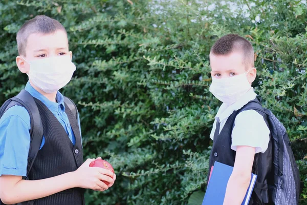 Dois Meninos Escolares Com Máscaras Médicas Brancas Seus Rostos Conversando — Fotografia de Stock