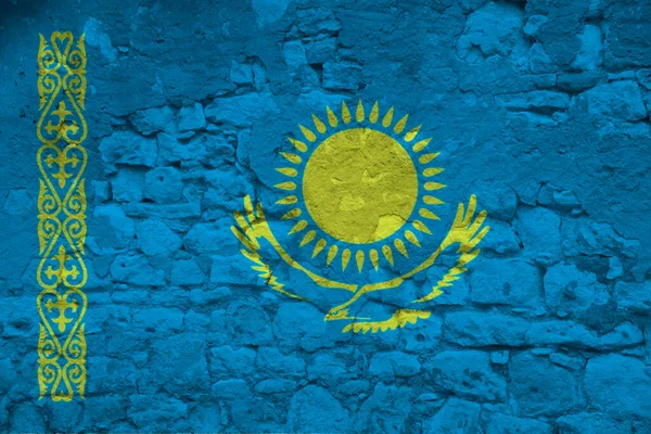 カザフスタン国家の国旗は 世界貿易の概念と古い石の壁に — ストック写真