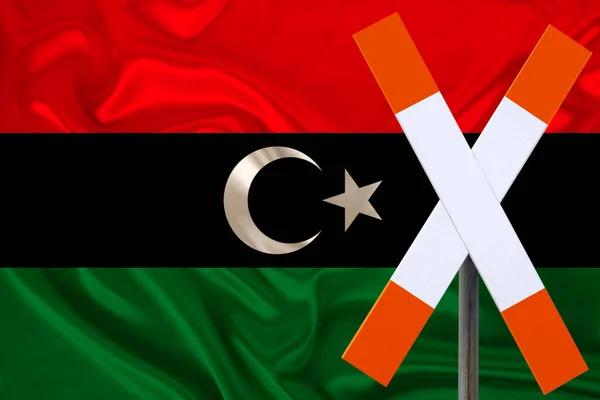 Znak Przystanek Uwaga Tle Jedwabnej Flagi Narodowej Libii Koncepcja Kontroli — Zdjęcie stockowe