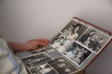 Beyaz doktor önlüklü, şapkalı ve maskeli bir çocuk kırmızı kalp modeline steteskop takmış, araştırma geçmişi, yakın plan, yüz odaklama, tıbbi, kardiyoloji  