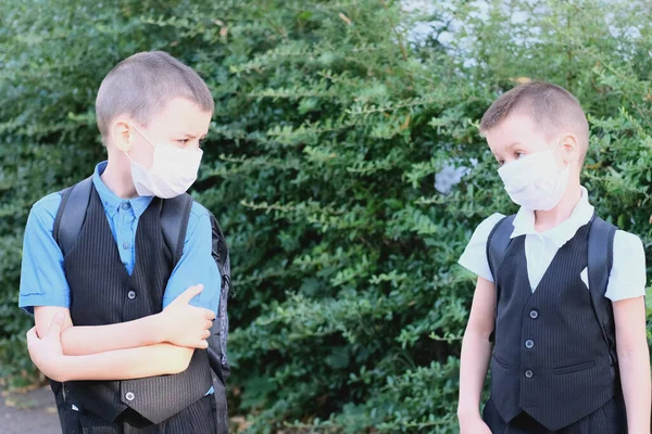 Dois Meninos Escolares Roupas Pretas Com Rosto Coberto Por Uma — Fotografia de Stock
