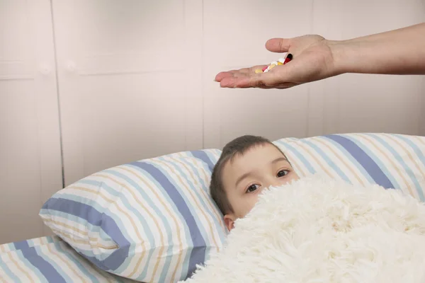 Női Kéz Kitart Kínál Egy Maroknyi Színes Tabletták Kapszulák Közelkép — Stock Fotó