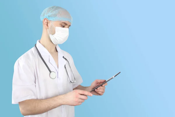 Young Man Doctor Pharmacist White Uniform Mask Holds Tablet His — Stock Photo, Image