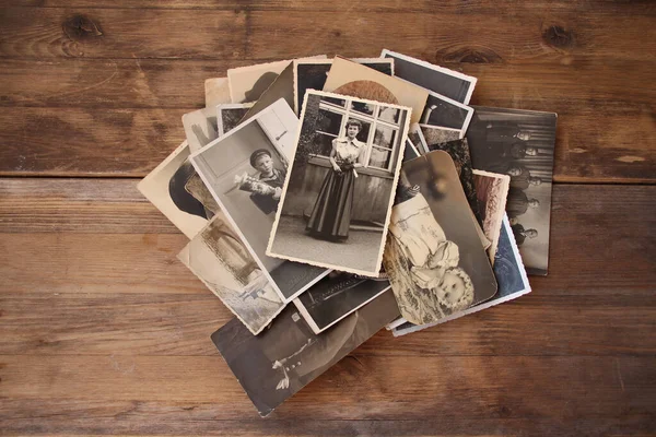 古色古香的单色彩色照片散落在一张木制桌子上 谱系的概念 祖先的记忆 家庭关系 童年的记忆 — 图库照片
