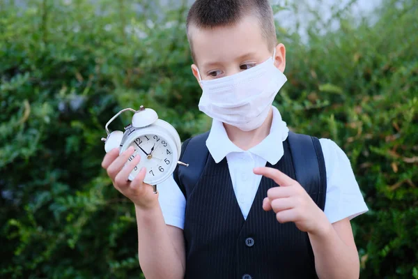Σχολιαρόπαιδο Παιδί Σχολική Στολή Φοράει Ιατρική Άσπρη Μάσκα Δείχνει Την — Φωτογραφία Αρχείου