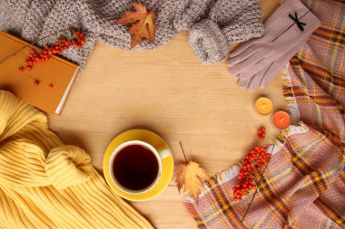 Bir fincan sıcak çay ya da kahve, İskandinav usulü sonbahar dairesi, sarı yapraklı, rahat örgü, mumlar ve böğürtlenli, tasarımcı için boş, davetiye, takvim, taklit alanı