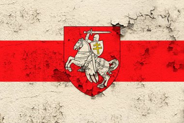 Belarus devletinin ulusal bayrağı çatlakları, turizm, göç, ekonomi, politika, küresel dünya ticareti kavramlarıyla dolu eski taş bir duvarda.