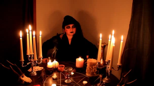 Feminino Fortuneteller Divines Quarto Escuro Velas Estão Queimando Uma Mesa — Vídeo de Stock