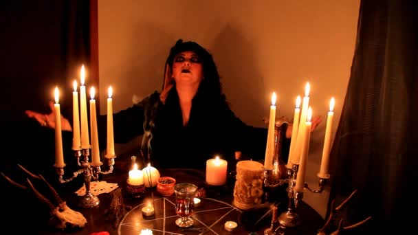 Femmina Fortuneteller Divines Una Stanza Buia Candele Stanno Bruciando Tavolo — Video Stock